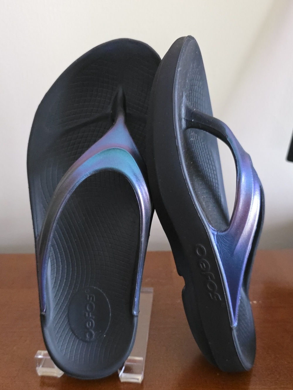 OOFOS Women's Black Sandals with Iridescent Straps